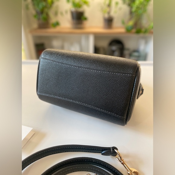 Coach mini Rowan 
New
Black with gold hardware - Picture 9 of 16
